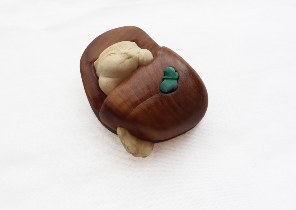Мелкая пластика 'Котёнок', авт. Колыхалов А.С., 1990-е годы, дерево (груша), зуб мамонта, малахит, резьба по дереву и кости, вощение, инкрустация, 7,3х5,2х2,4 см