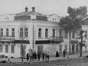 Угол перекрестка улиц Усманской и Воронежской (Фрунзе и Советской). Сегодня здесь расположено здание городской администрации